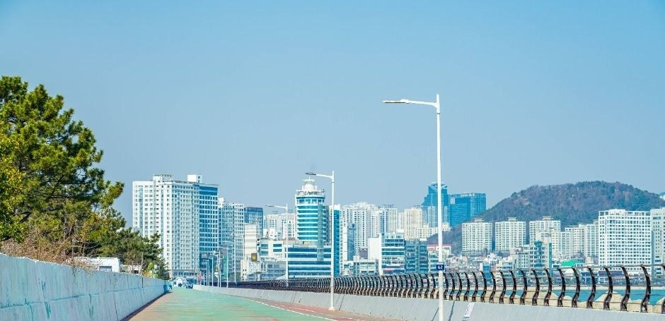 광안리 인근 수변 산책로와 바다 풍경