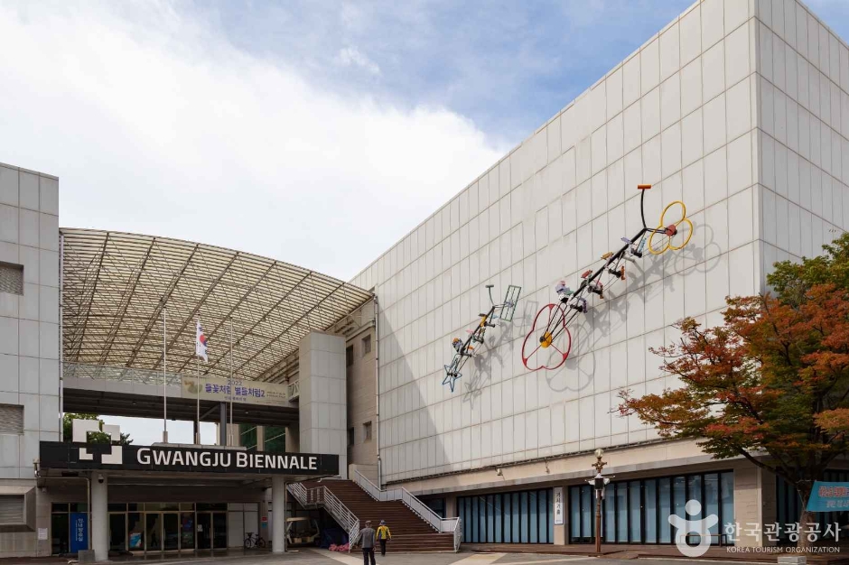 GWANGJU BIENNALE 간판이 걸린 전시관 입구와 외벽에 설치된 자전거 모양 조형물