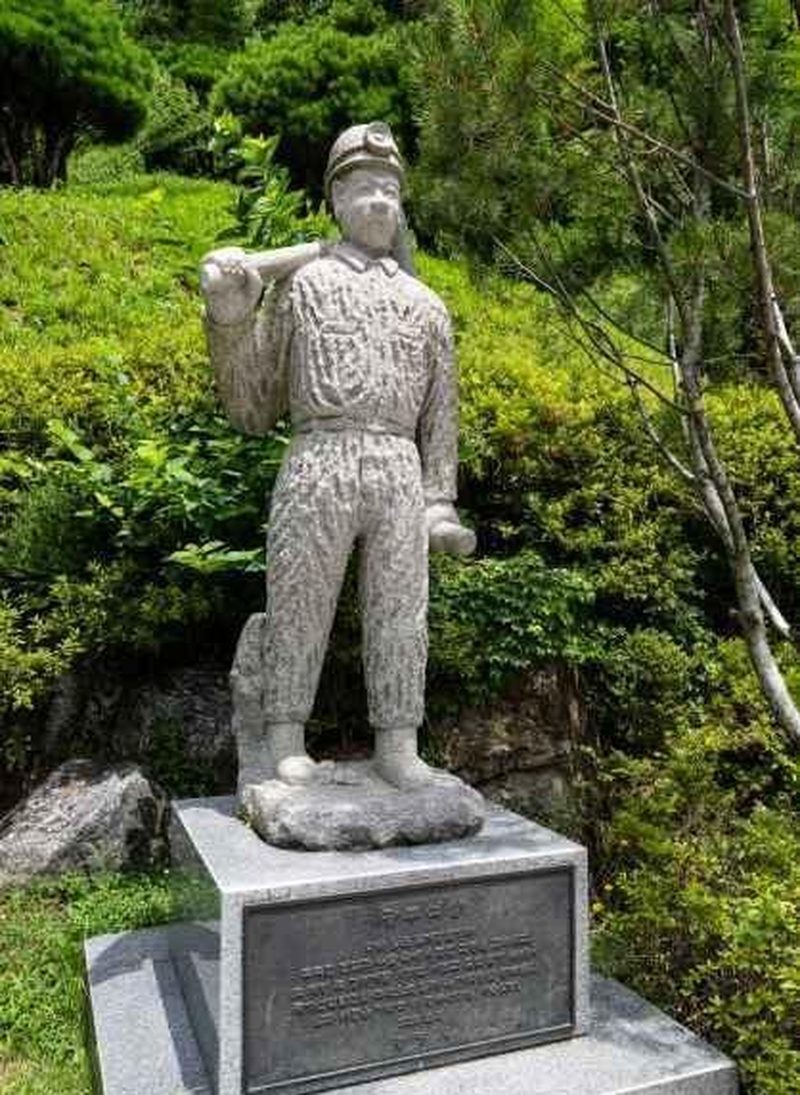 광명동굴 입구에 세워진 광부 동상