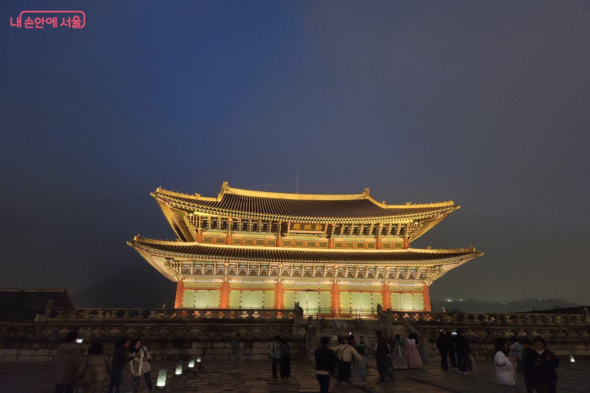 야간 조명을 받은 경복궁 근정전과 관람객들