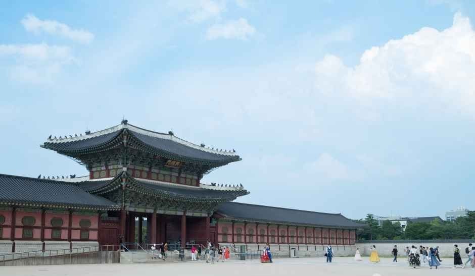 경복궁 근정전 전각과 월대, 넓은 마당이 보이는 모습