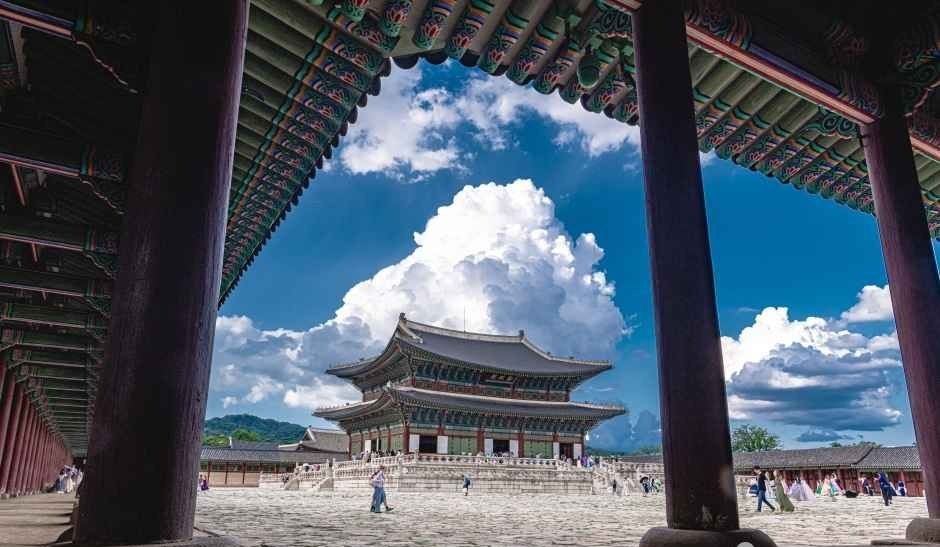 광화문 안쪽에서 근정전 방향으로 이어지는 경복궁의 넓은 마당