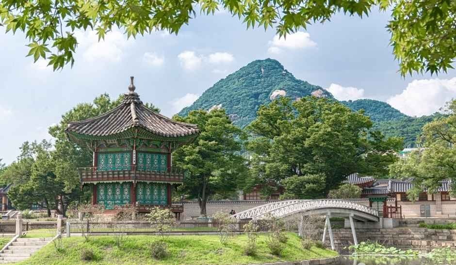 경복궁 향원정과 연못 주변의 정원 풍경