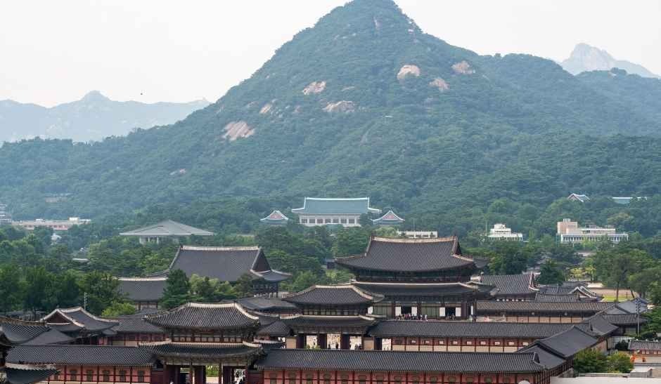 북악산을 배경으로 펼쳐진 경복궁 전경