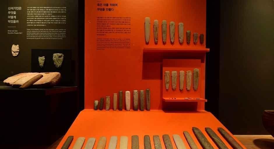 국립경주박물관 신라 유물 전시에 놓인 철제 도구와 무기
