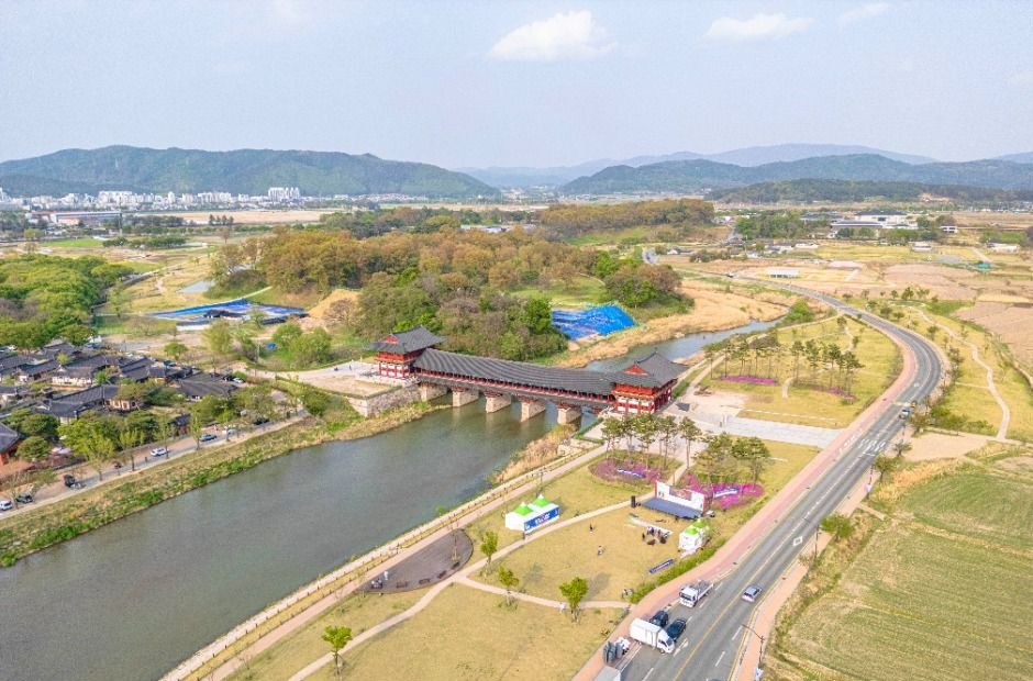 경주 교촌마을 한옥과 남천 위 월정교, 주변 도로가 한눈에 보이는 풍경