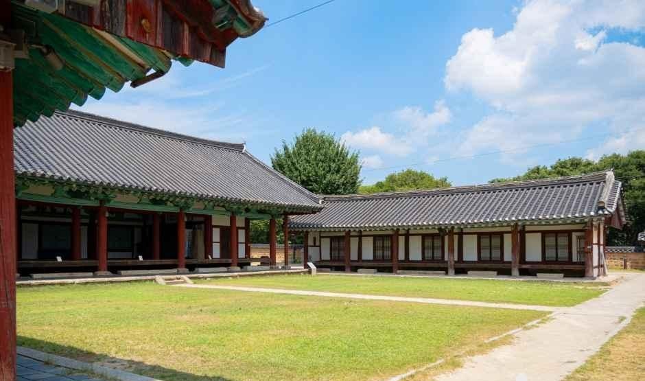 넓은 잔디 마당 둘레로 단청 처마와 한옥이 이어진 경주 교촌마을