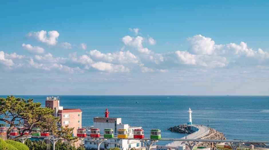 해운대 블루라인파크 해변열차와 바다 풍경