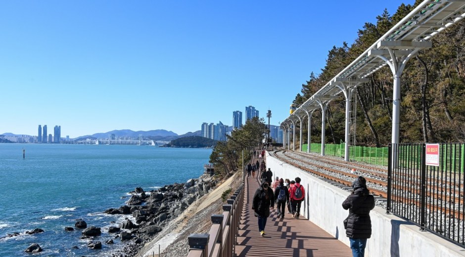 해운대 그린레일웨이와 바다 옆 산책길