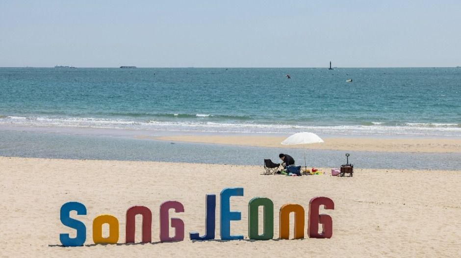 송정해수욕장의 넓은 백사장과 바다