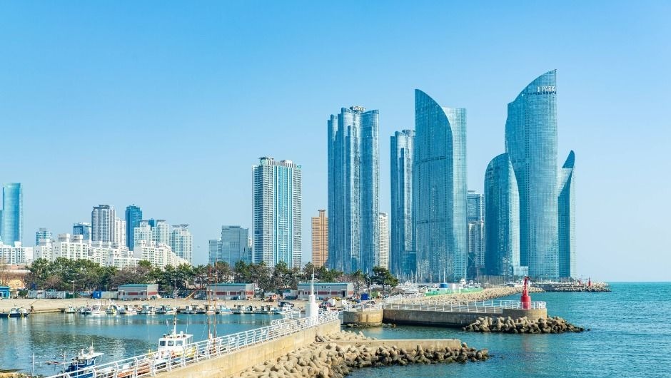해운대 마린시티 고층 건물과 바다가 보이는 부산 해안 풍경
