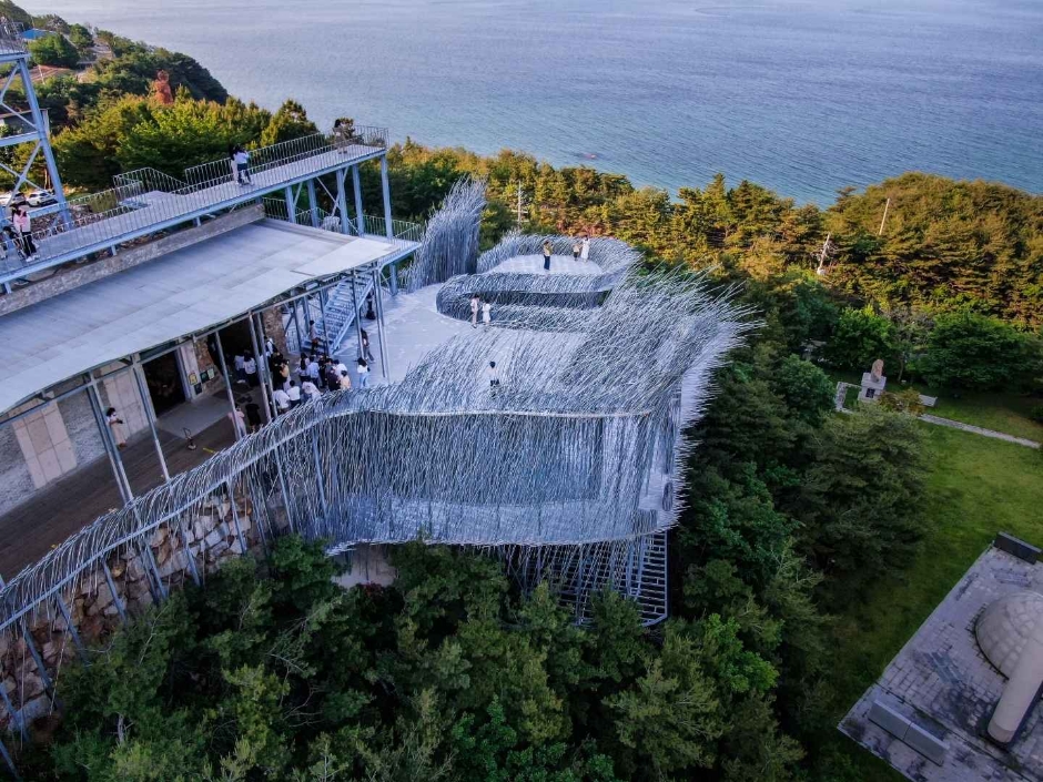 하슬라아트월드 야외 조각과 숲, 바다가 함께 내려다보이는 전망 공간