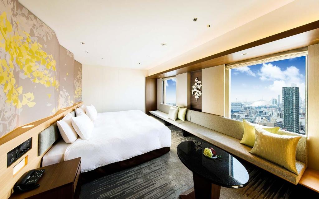 호텔 닛코 오사카 객실 창가 벤치석에서 보이는 오사카 시내와 교세라돔 전망