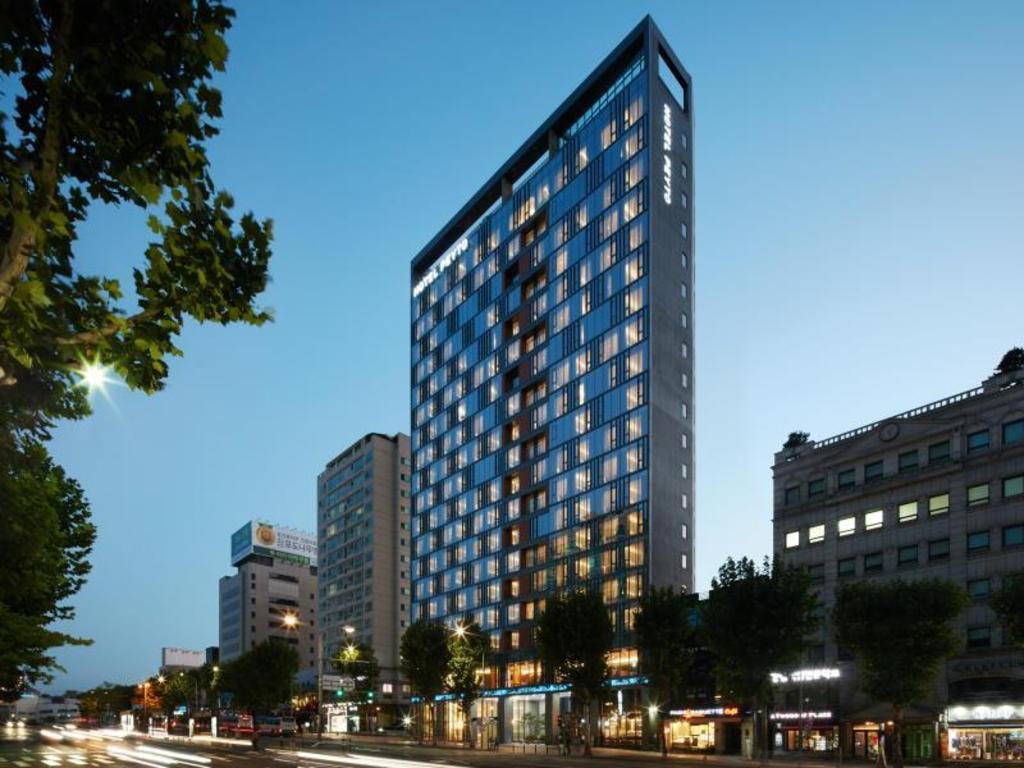저녁에 조명이 켜진 호텔 페이토 강남 건물 외관