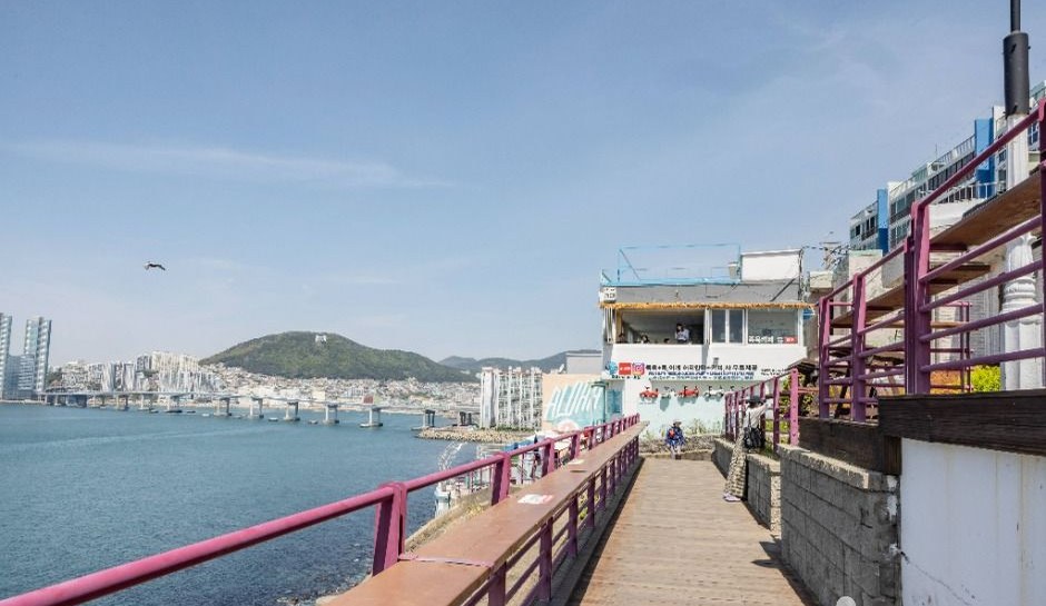 흰여울문화마을 아래 절영해안산책로와 바다가 이어지는 길