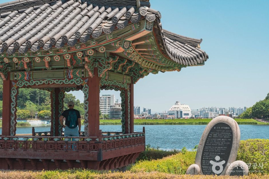 설봉호수를 내려다보는 전통 정자와 그 너머로 보이는 이천 시가지