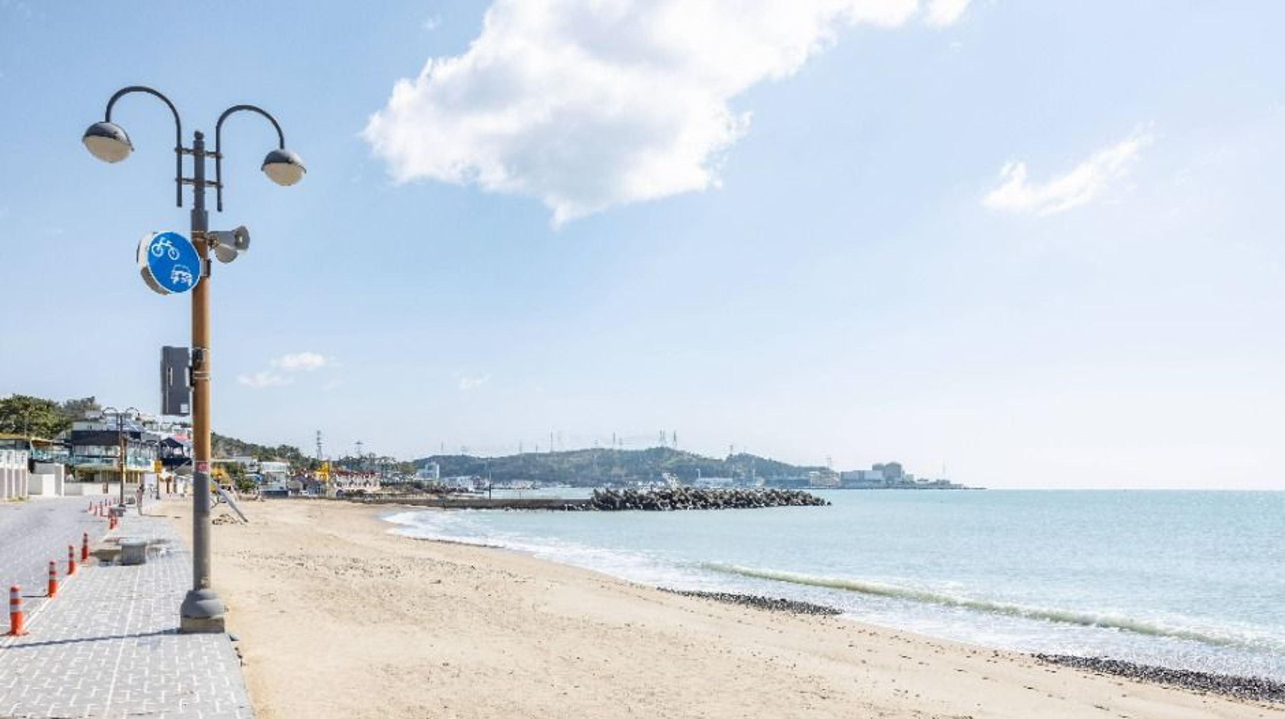 자전거 도로 표지판이 있는 임랑해수욕장 해안 산책로