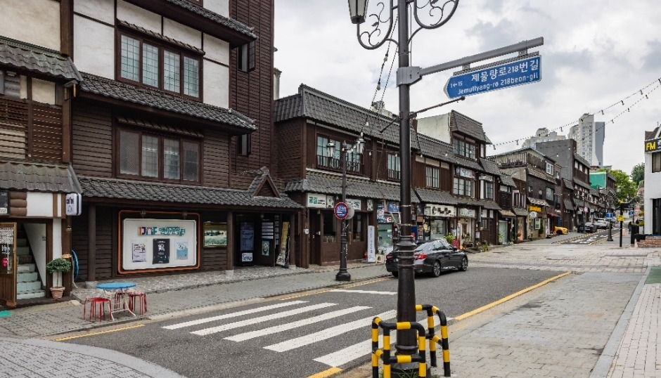 인천 개항장 거리의 옛 건물이 늘어선 골목과 횡단보도