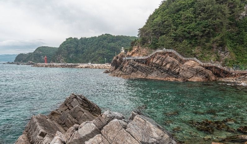 정동심곡 바다부채길에서 바라본 동해 바다와 해안 절벽 전망