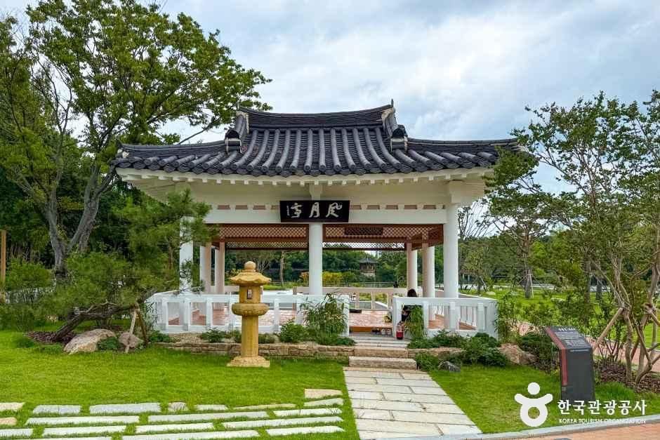 기와지붕을 얹은 전통 정자와 앞마당의 석등, 잔디밭으로 이어진 산책로