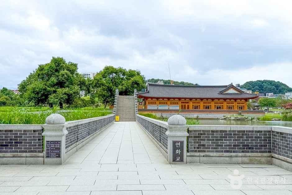 덕진공원 연못 위에 놓인 연화교 다리와 그 너머로 보이는 전통 정자 취향정