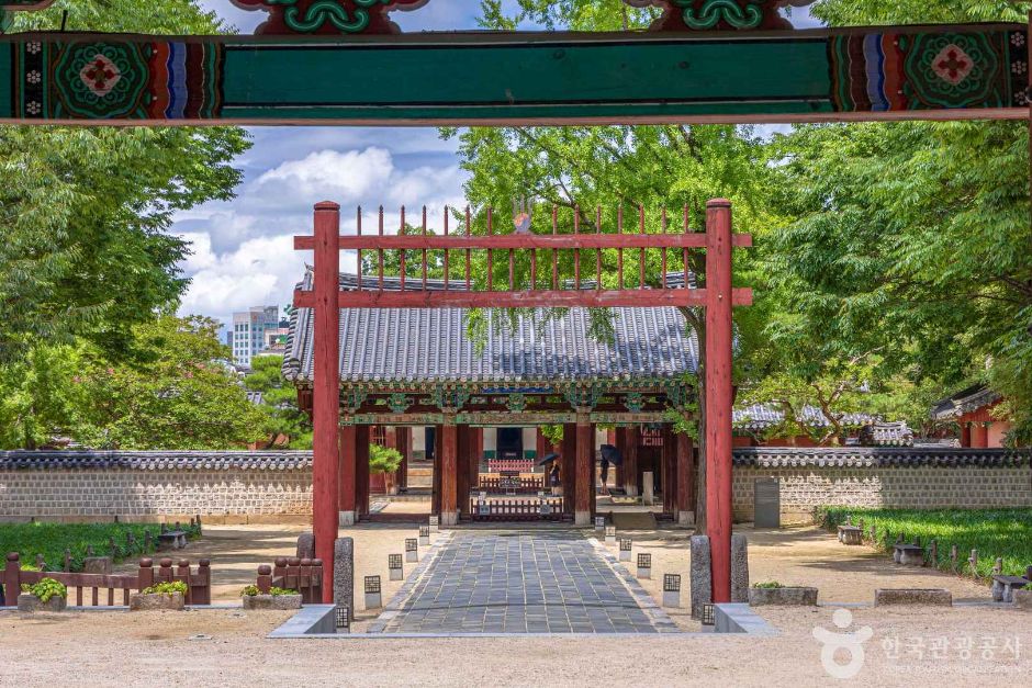 붉은 홍살문 너머로 보이는 경기전 정전과 기와지붕
