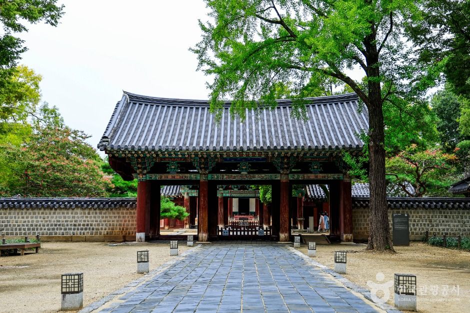 한옥마을 안 경기전 내삼문과 그 뒤로 보이는 정전 건물