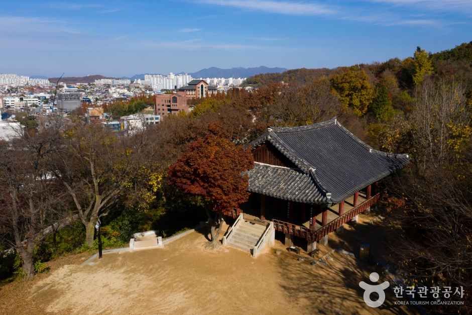 단풍이 물든 나무들 사이로 보이는 오목대 정자와 전주 시가지 전경