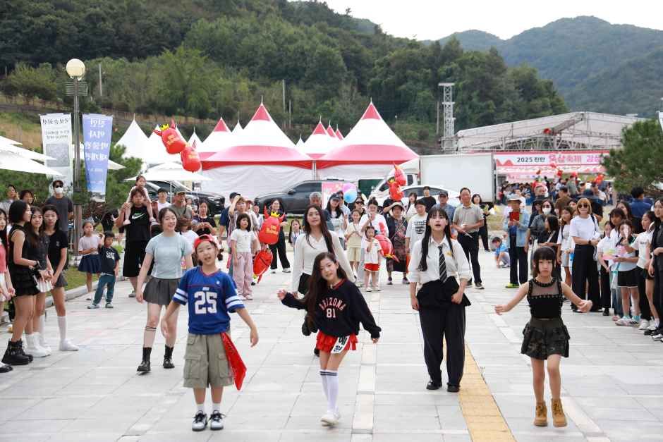 붉은색과 흰색 천막이 늘어선 축제장에 많은 방문객이 모여 있는 모습