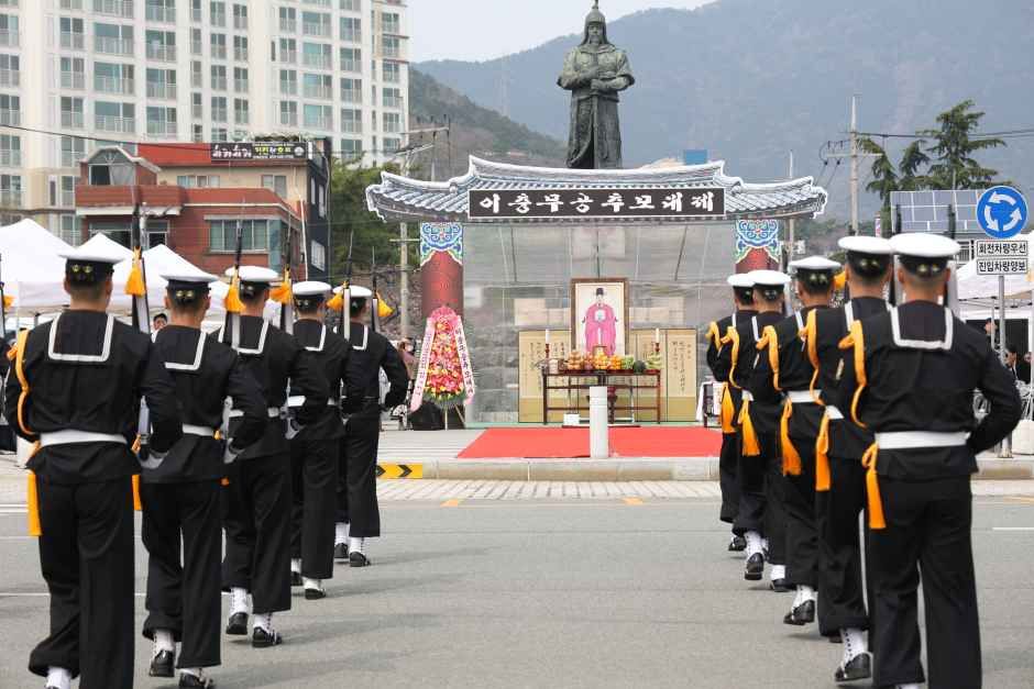 이충무공 동상 앞 제단에서 해군 의장대가 도열해 추모 의식을 진행하는 모습