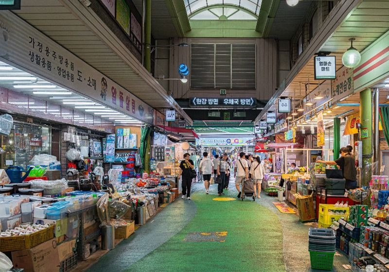 망원시장 안 생선과 식재료를 판매하는 점포