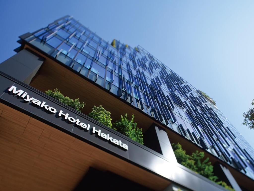 미야코 호텔 하카타 건물 외관과 유리 파사드, Miyako Hotel Hakata 간판