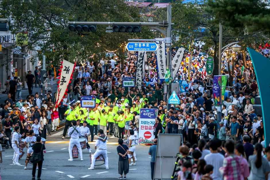 저녁 무렵 무주 읍내 거리를 가득 메운 퍼레이드 행렬과 관람객