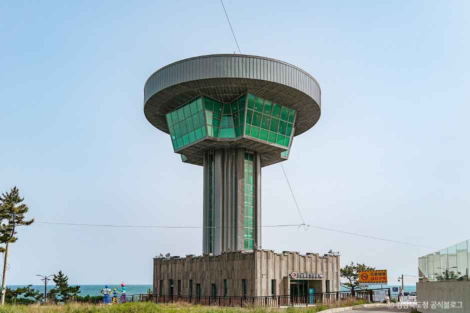 UFO 모양의 독특한 외관을 가진 주상절리 전망대 건물