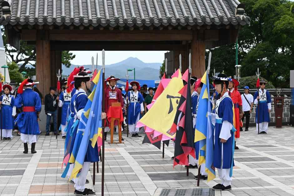 전통 수군 깃발을 든 재현단이 산성 문루 앞에 도열한 모습
