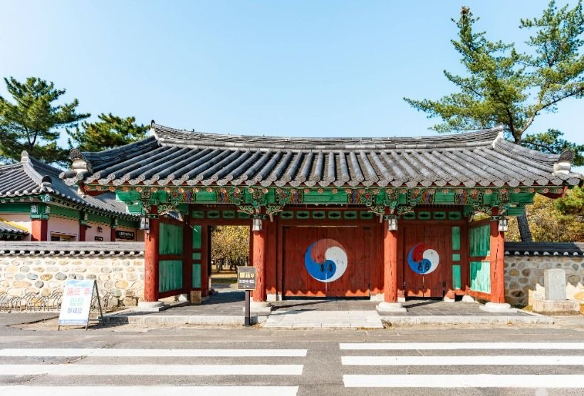 단청과 기와지붕이 보이는 경주 오릉 입구 문루