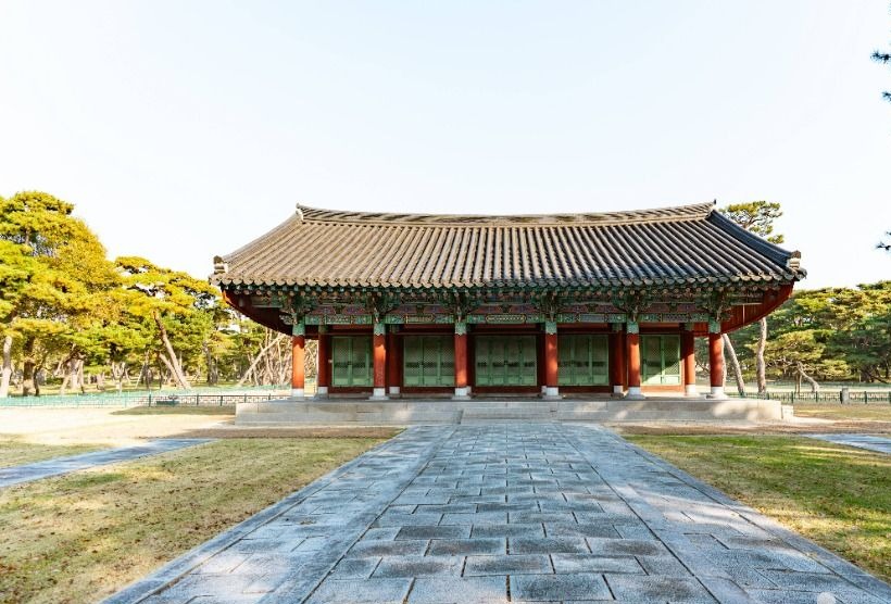 단청과 기와지붕이 선명한 경주 오릉 입구 문루