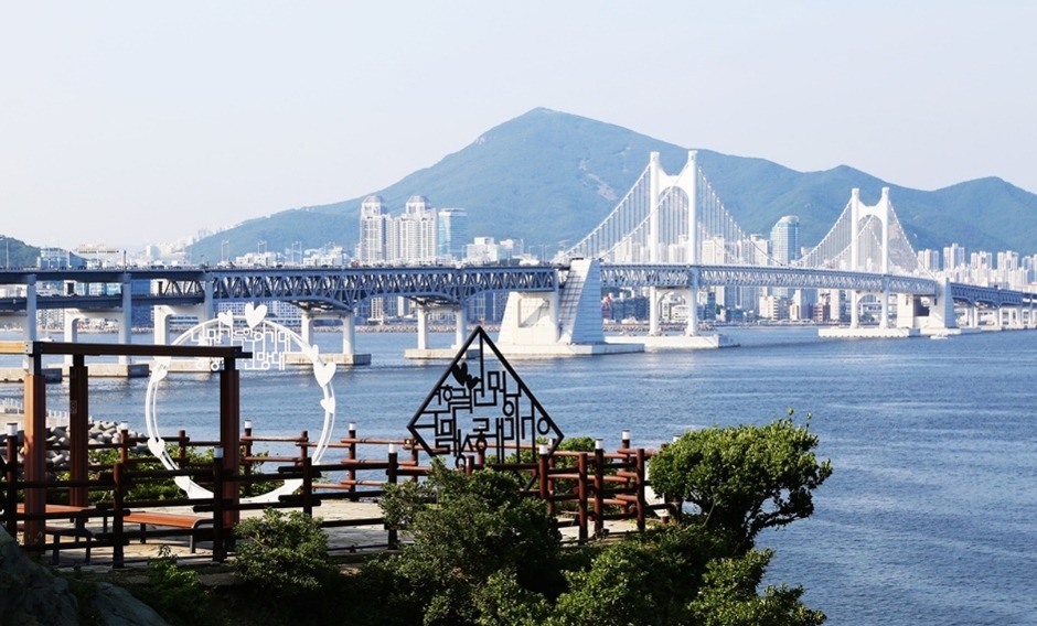 동생말전망대 주변에서 보이는 광안대교와 부산 바다