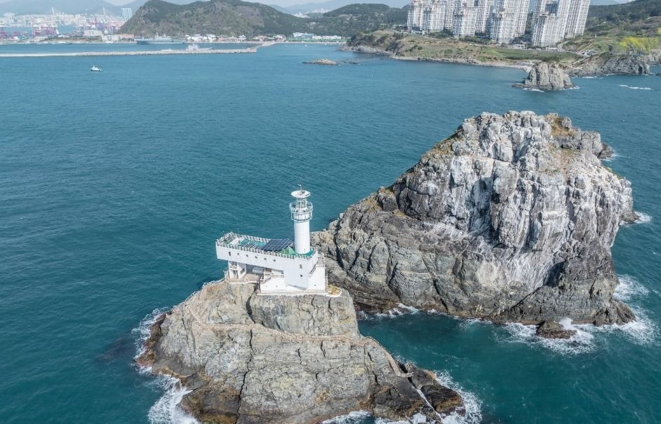 부산 오륙도 등대섬과 바다 위 바위섬 풍경