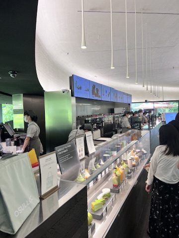 음료와 디저트 진열대가 있는 오설록 카페 주문 공간