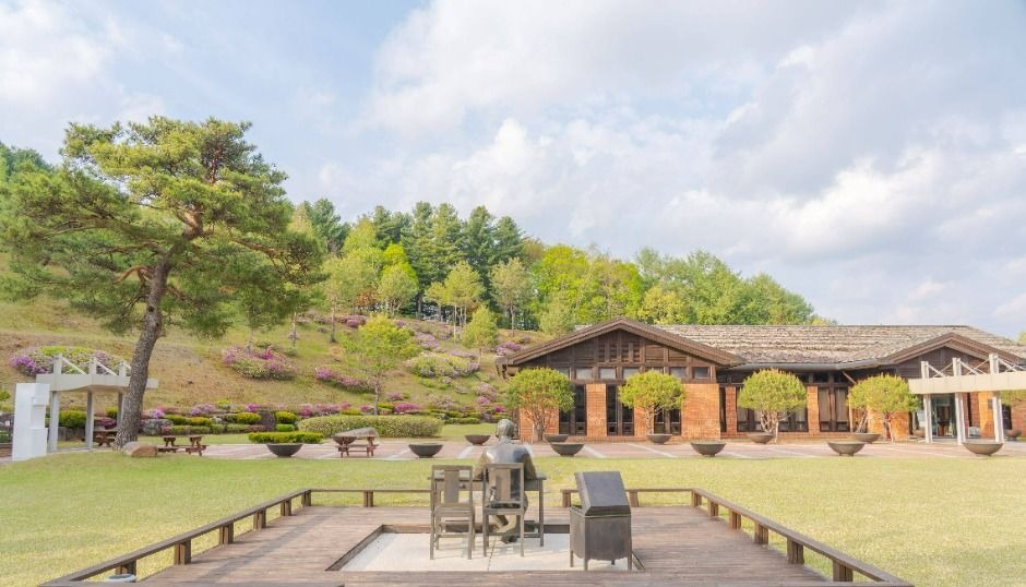 효석문화마을의 목조 건물과 산책 공간