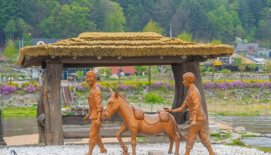 메밀꽃밭 주변에 세워진 인물 조형물과 쉼터