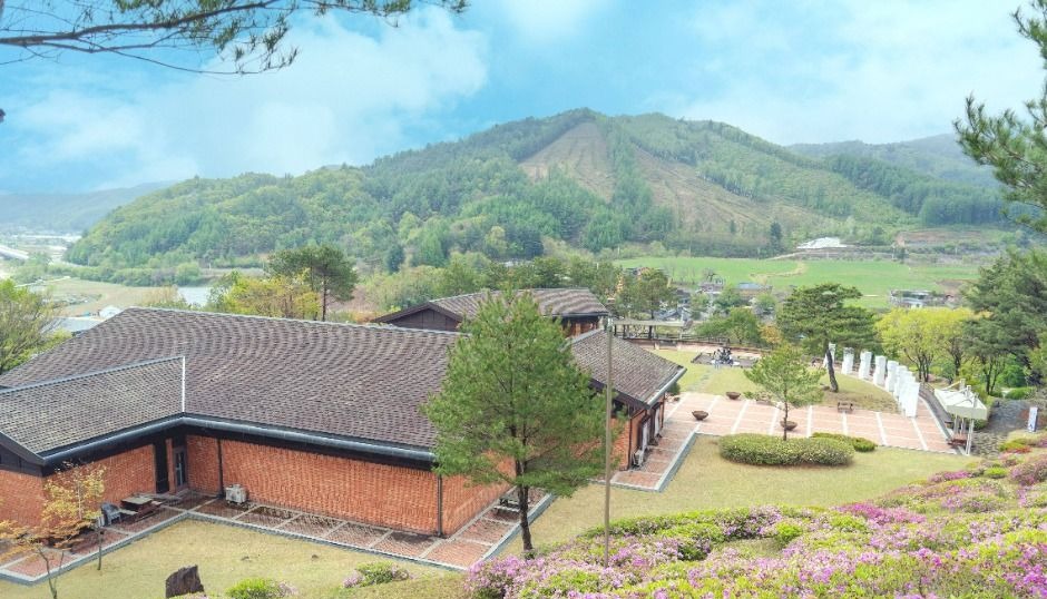 효석문화마을 건물과 주변 산지가 내려다보이는 풍경
