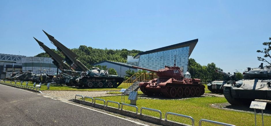 사천 항공우주박물관 야외 전시장에 놓인 미사일과 전차