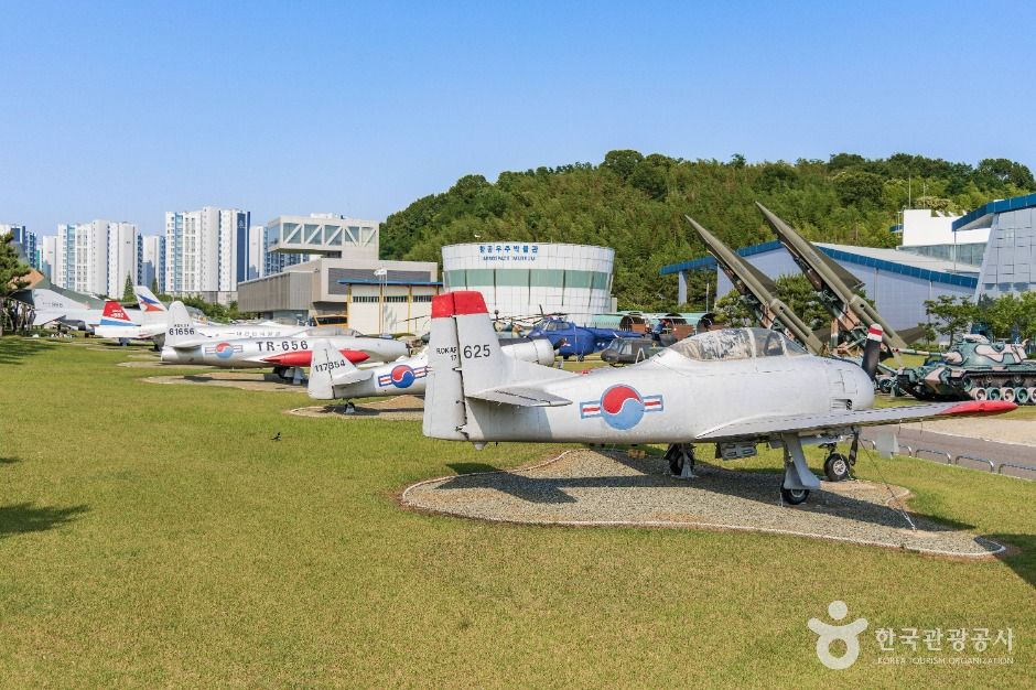 사천 항공우주박물관 야외 잔디밭에 전시된 훈련기와 항공기