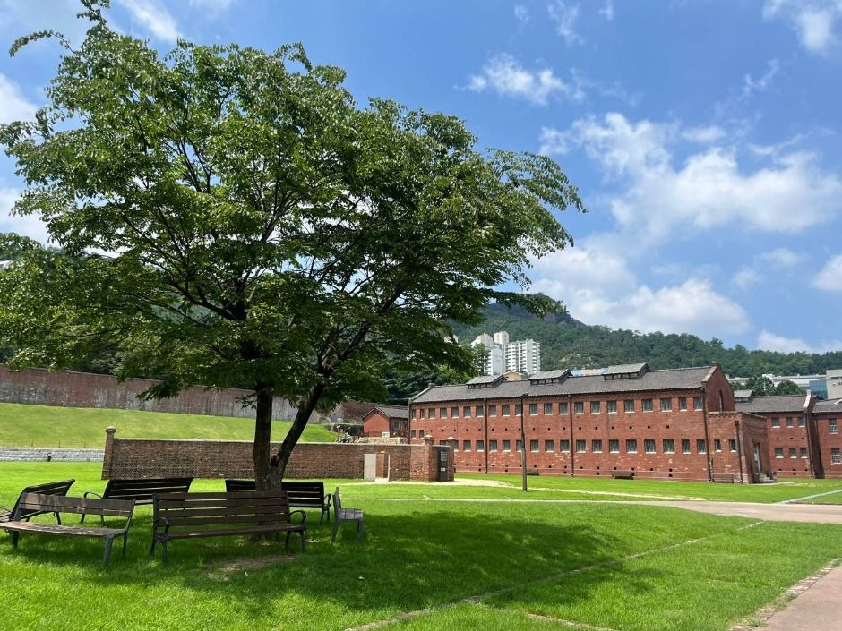푸른 잔디와 붉은 벽돌 옥사가 함께 보이는 서대문형무소역사관 야외 전경