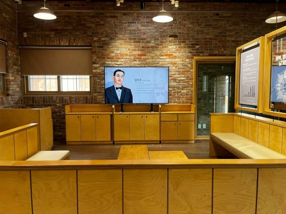 벽돌 벽과 영상 자료가 있는 서대문형무소역사관 전시실