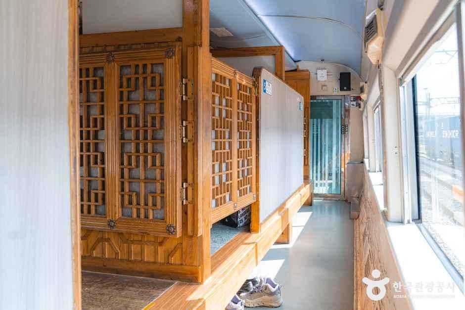 주황색 열차 차체 옆면에 서해금빛열차와 영문 WEST SEA GOLDEN TRAIN 로고가 크게 적힌 모습