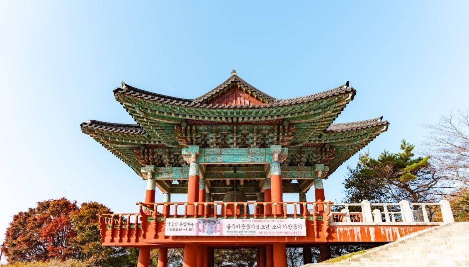 석굴암 경내 계단 옆에 자리한 범종각