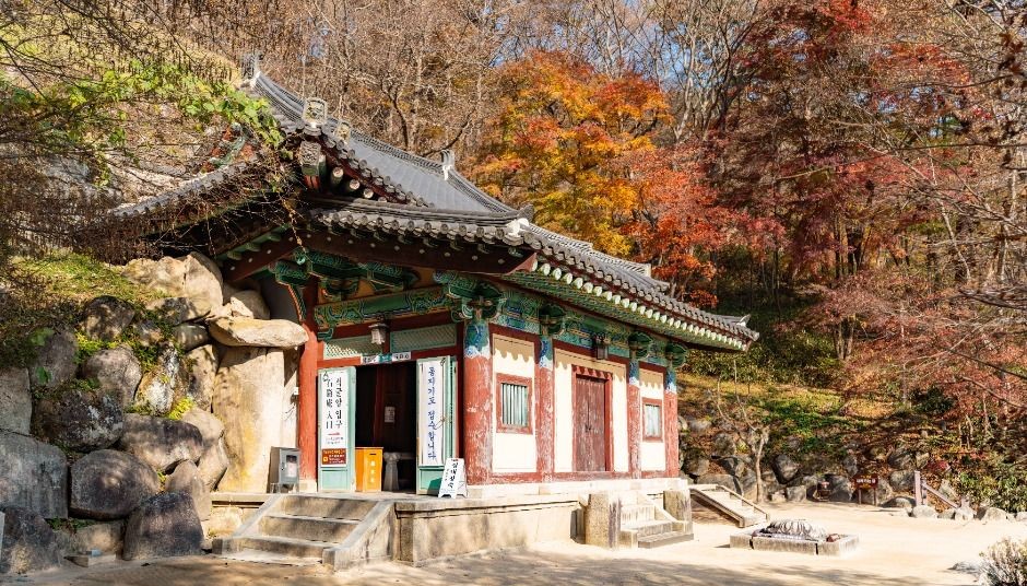 가을 숲과 바위 사이에 자리한 경주 석굴암 전각